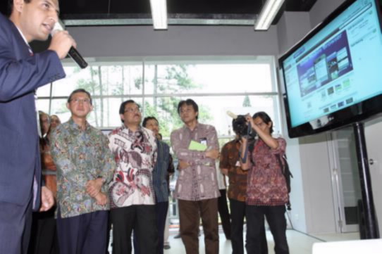 ӡ��ͨ�Ų�Marzan A. Iskandar������ǰ��������cTelkomsel CEO Sarwoto Atmosutarno������ǰ���������J(r��n)���^���A��L(zh��ng)TE��ʾ